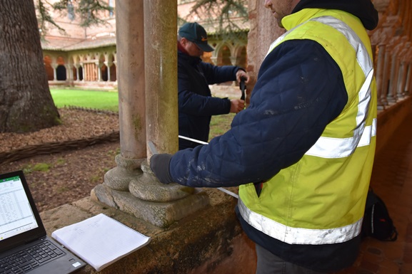 L'ingénieur et le géologue en train de mesurer une colonne du cloître - Moissac Tarn-et-Garonne Occitanie Sud Ouest